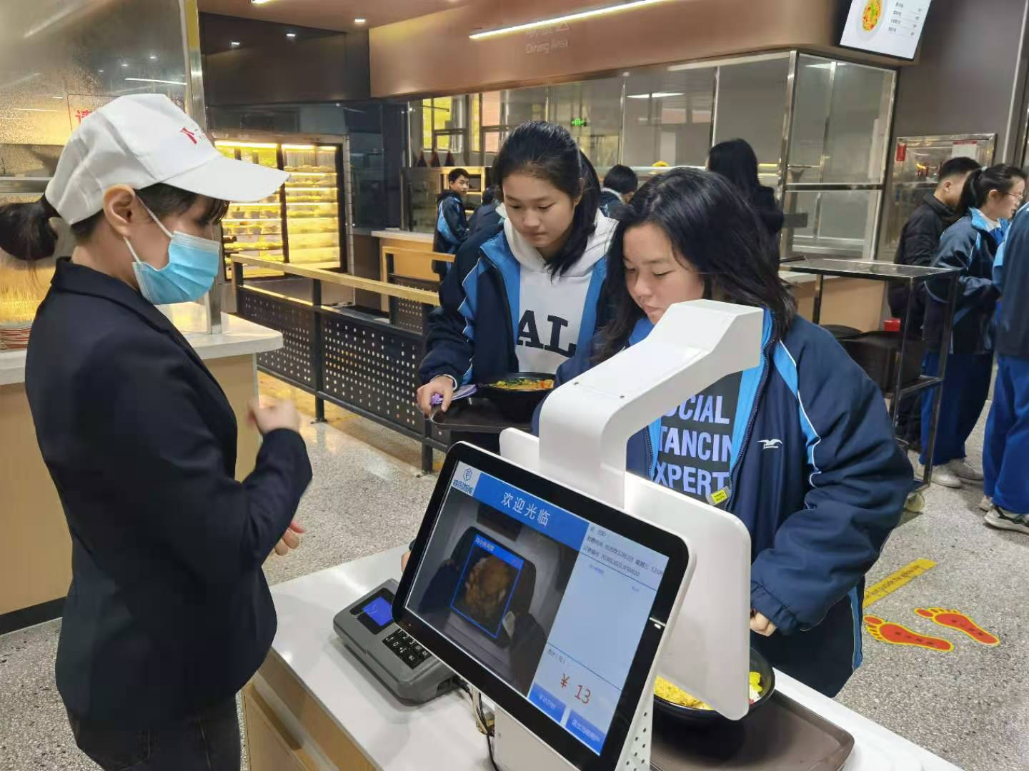 学生在智能结算系统前结算。