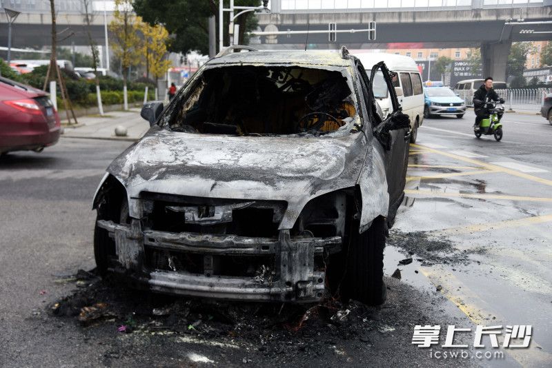 现场，越野车被烧得只剩下残骸，车头部位损毁严重。长沙晚报全媒体记者 刘琦 摄
