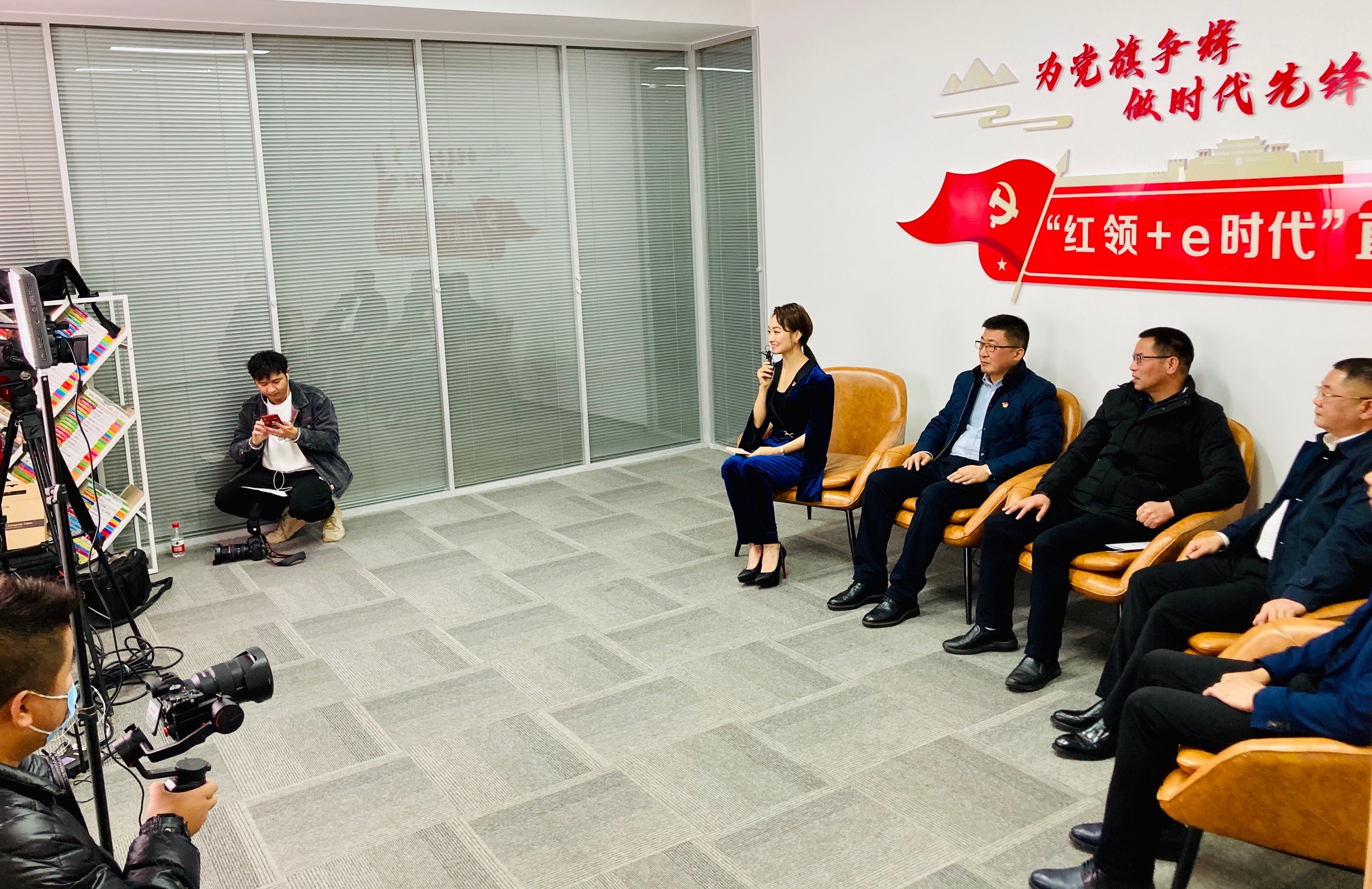 商圈党课直播，引起6.6万人围观学习点赞。 长沙晚报全媒体记者 李卓 摄