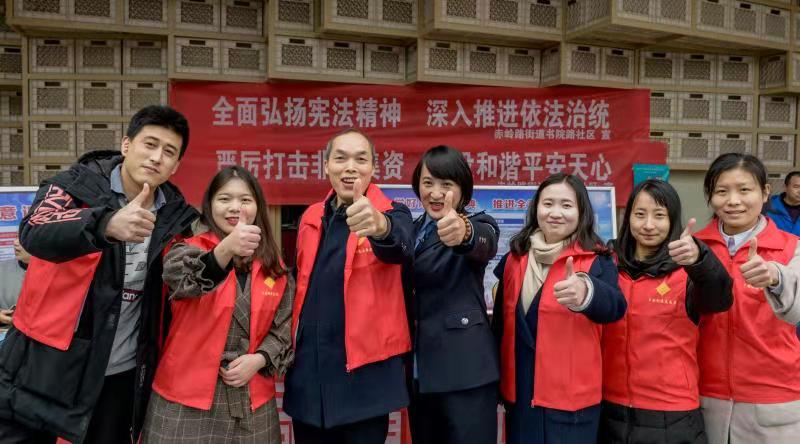 天心区宪法日活动现场，工作人员士气高昂。长沙晚报全媒体记者 陈飞 摄