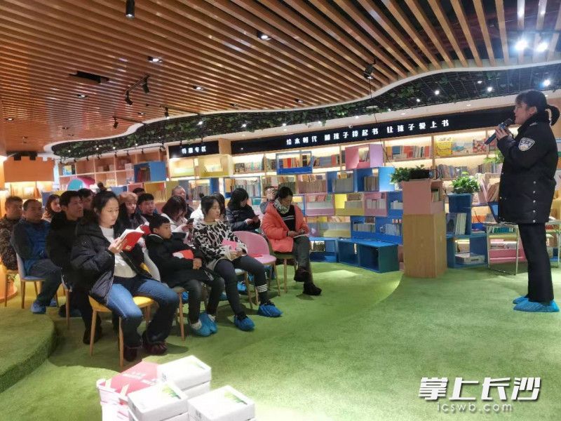 天心区赤岭路“点亮家灯”法律工作室现场。长沙晚报全媒体记者 王斌 摄