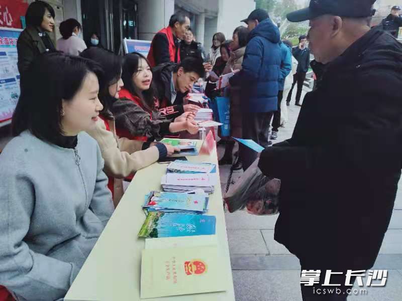 天心区宪法日活动现场。长沙晚报全媒体记者 陈飞 摄