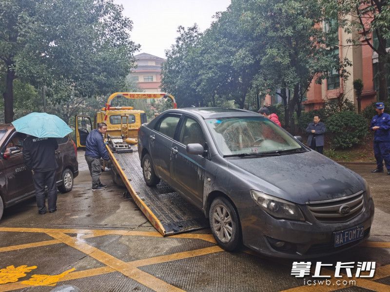 行动中，部分占用消防通道的违法车辆被拖移。均为长沙晚报通讯员 周慧 供图