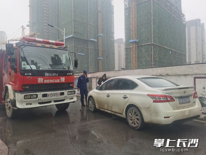 车辆随意停放在消防通道上，堵塞消防车通行。