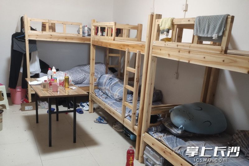 足浴店在负一楼设置的员工宿舍。均为长沙晚报通讯员 何忠正 供图