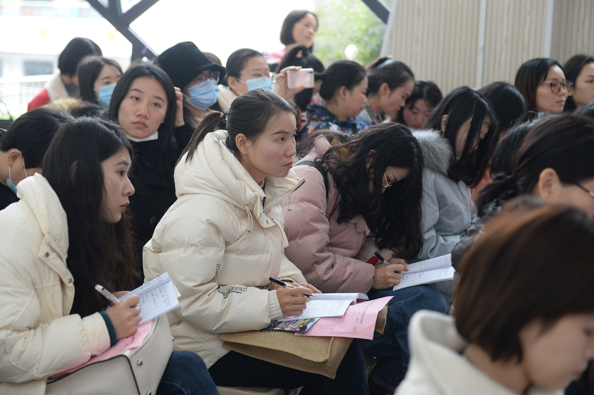 前来观摩的老师们正在认真听课、做记录。