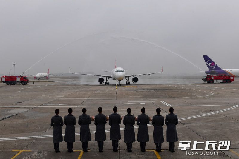 12月8日上午，长沙黄花国际机场以最高礼仪“过水门”仪式欢迎首架“湖南航空”涂装客机。 长沙晚报全媒体记者 王志伟 摄