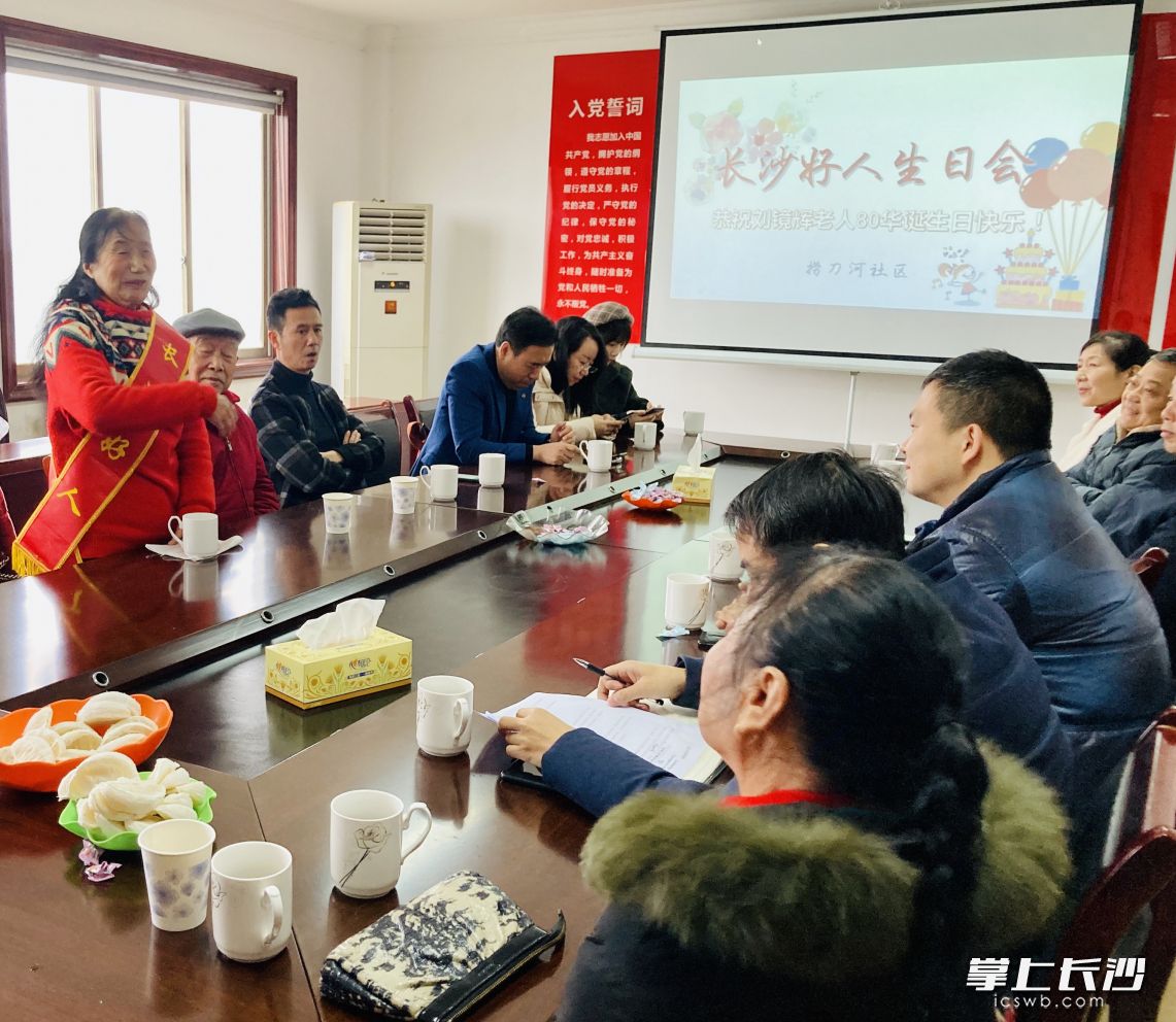 “长沙好人”刘镜辉现场分享和老伴翡翠婚的恩爱故事。 通讯员 廖翊清 摄