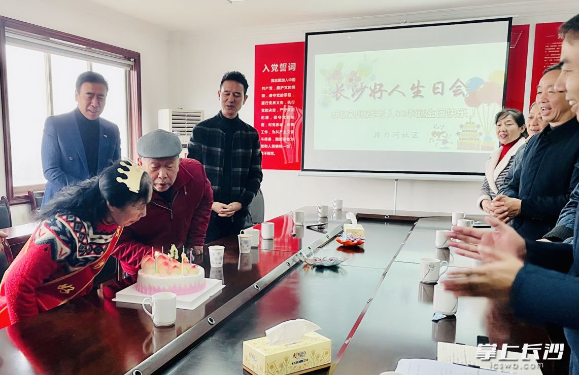刘镜辉和老伴一起吹生日蜡烛。 通讯员 廖翊清 摄