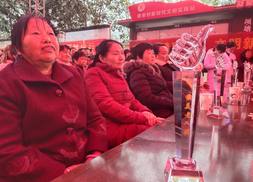 老党员南凤枚获评“最美老人奖”,奖杯上有一个大大的“点赞”。 长沙晚报通讯员 崔祥武 供图 老党员南凤枚获评“最美老人奖”,奖杯上有一个大大的“点赞”。 长沙晚报通讯员 崔祥武 供图