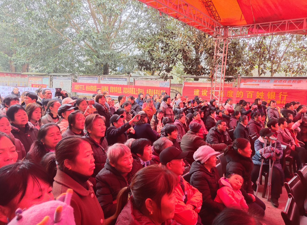 “村晚”举办期间,不少村民举着手机拍照。 长沙晚报通讯员 崔祥武 供图 “村晚”举办期间,不少村民举着手机拍照。 长沙晚报通讯员 崔祥武 供图