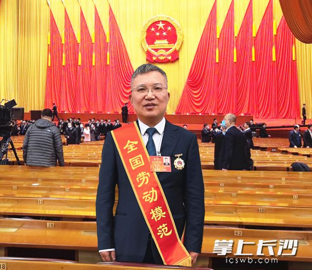 中联重科建筑起重机械公司副总经理、研究员喻乐康30多年致力塔机制造的研发，制造出多项世界之最的产品。丁末供图