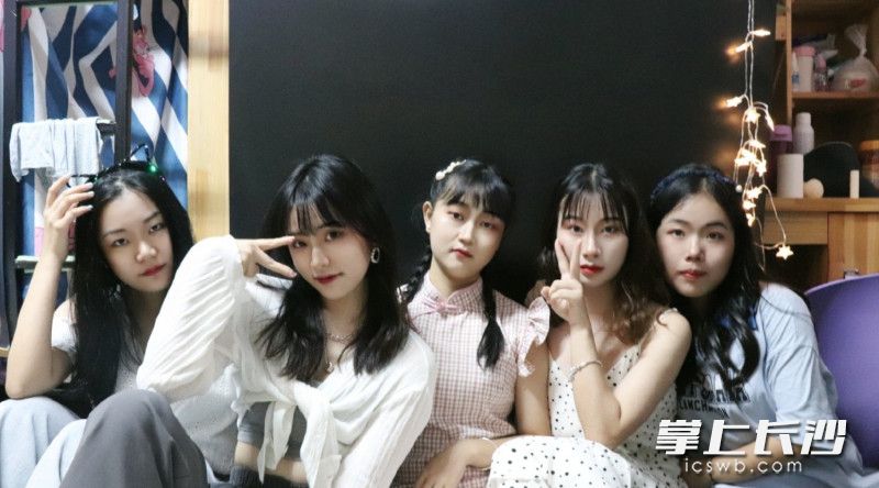 苏萌（右一）和她的室友们。均为受访者供图