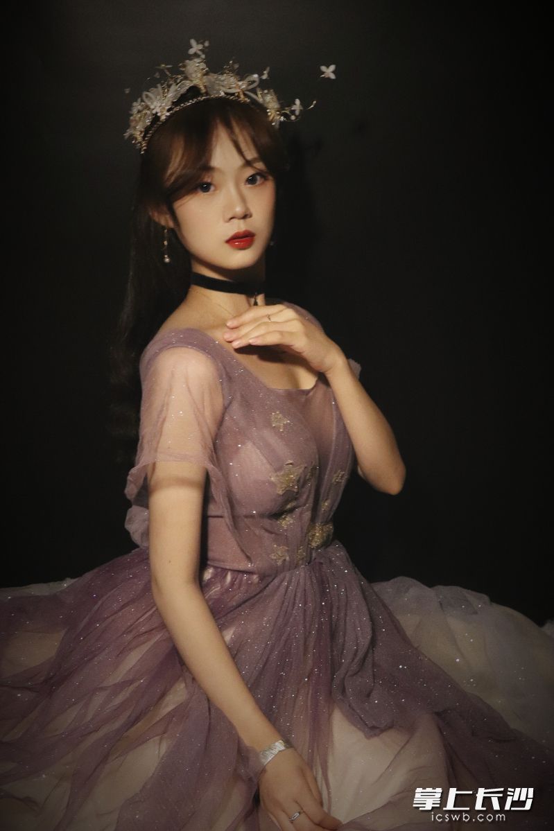 将宿舍改成简易摄影棚后，苏萌为室友拍摄了一组精美照片。