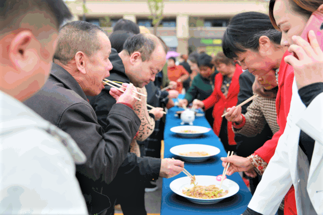 厨神烹饪大赛的美食供评委点评后，全部免费送给观众品尝。