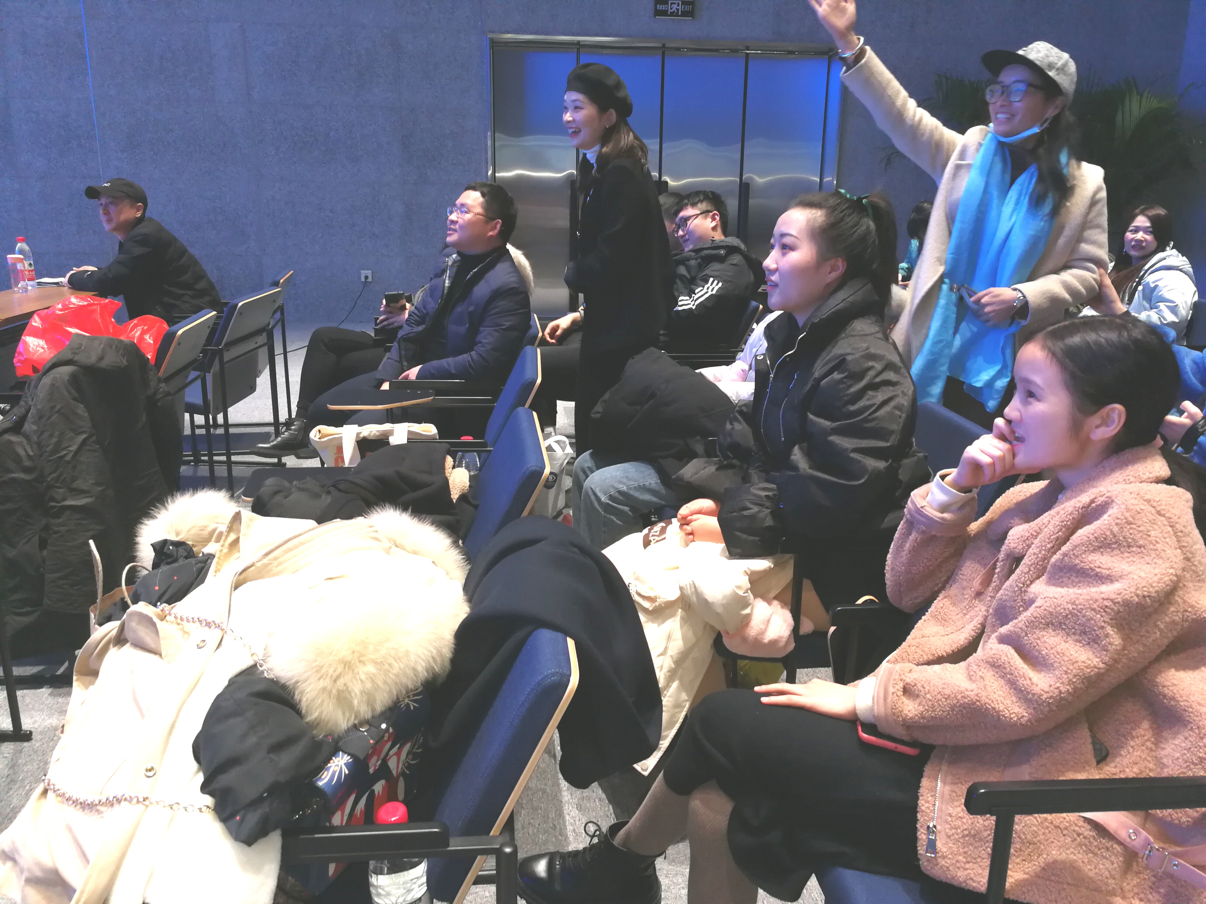 长沙市2020年内部审计知识抢答赛的观众互动环节，现场一位女观众（披丝巾者）在举手抢答。长沙晚报全媒体记者　黎铁桥 摄