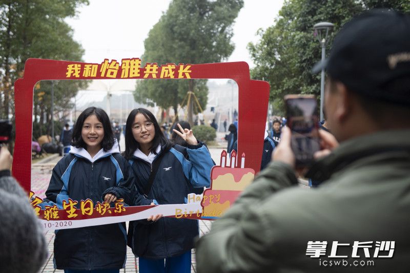 两位怡雅女生和学校同框合影。