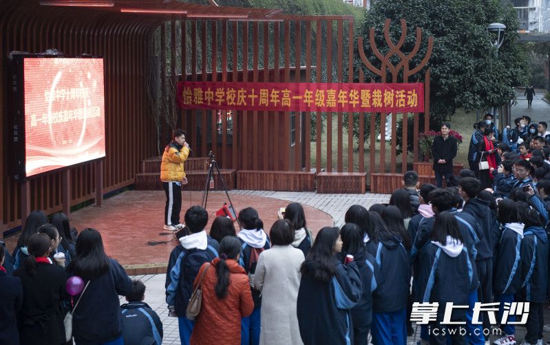一名怡雅学子走上刚刚启用的梦想舞台高歌一曲。