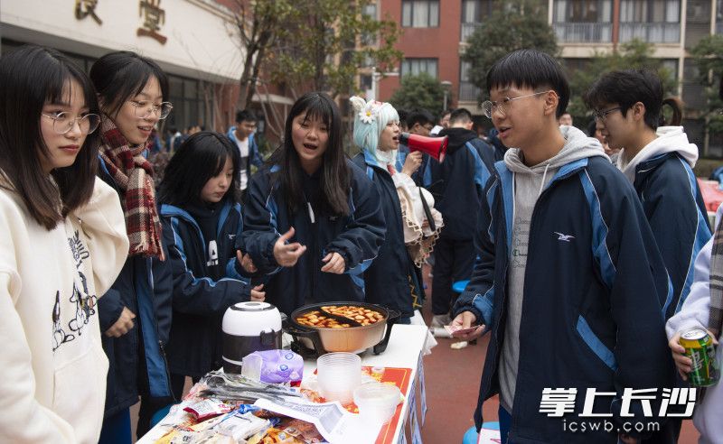 各个美食摊前都非常热闹。
