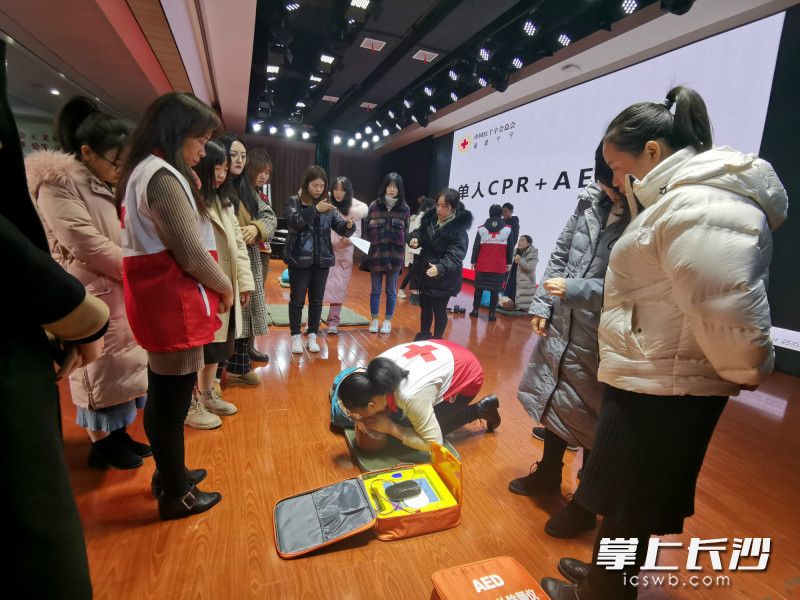 9日上午，开福区教育系统红十字会CPR+AED第一期培训在开福区第一小学举行。
