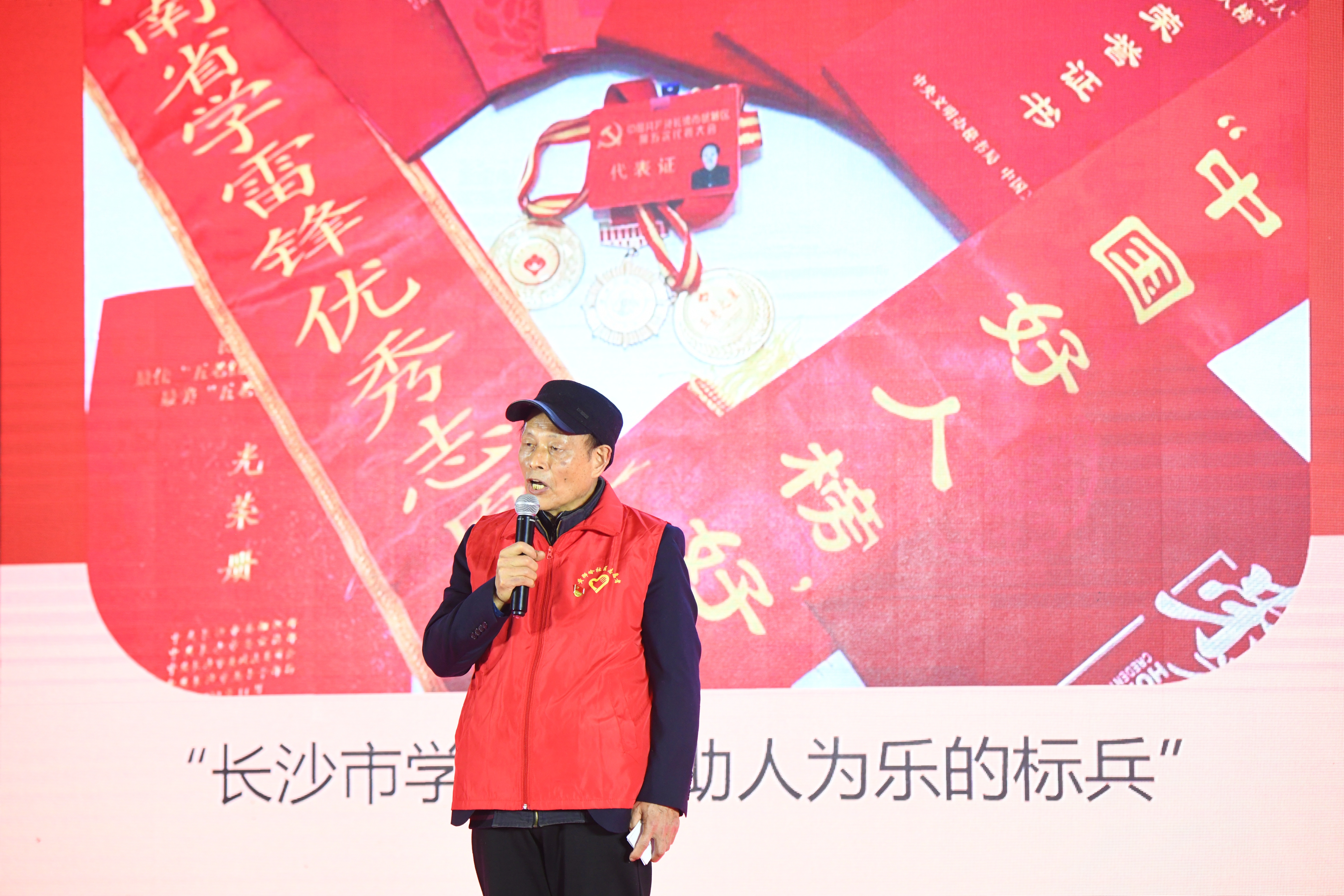 徐正清老人全心全意投入到了小区志愿服务，被居民称为“闲不住的爹爹”。均为长沙晚报全媒体记者 朱华摄