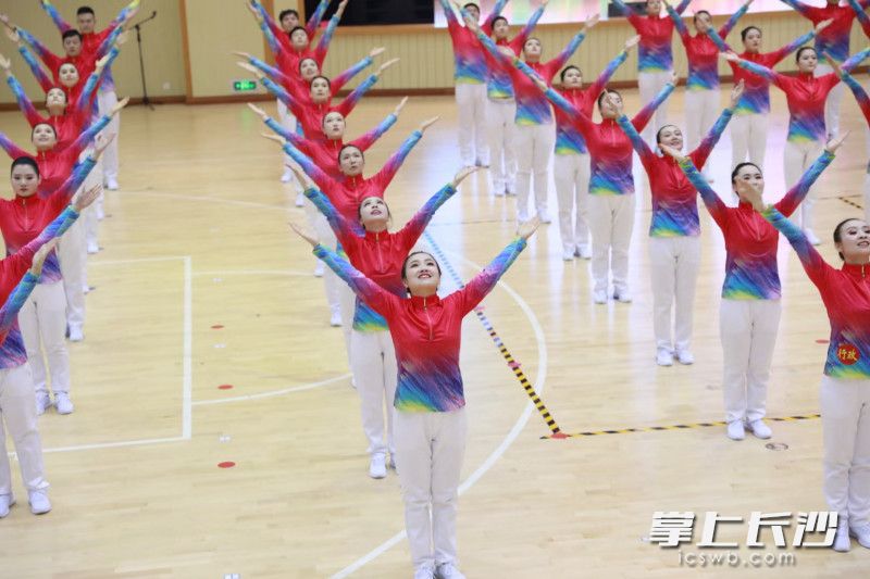 今日下午，2020年开福区教职工“工间操”决赛在长雅中学举行。