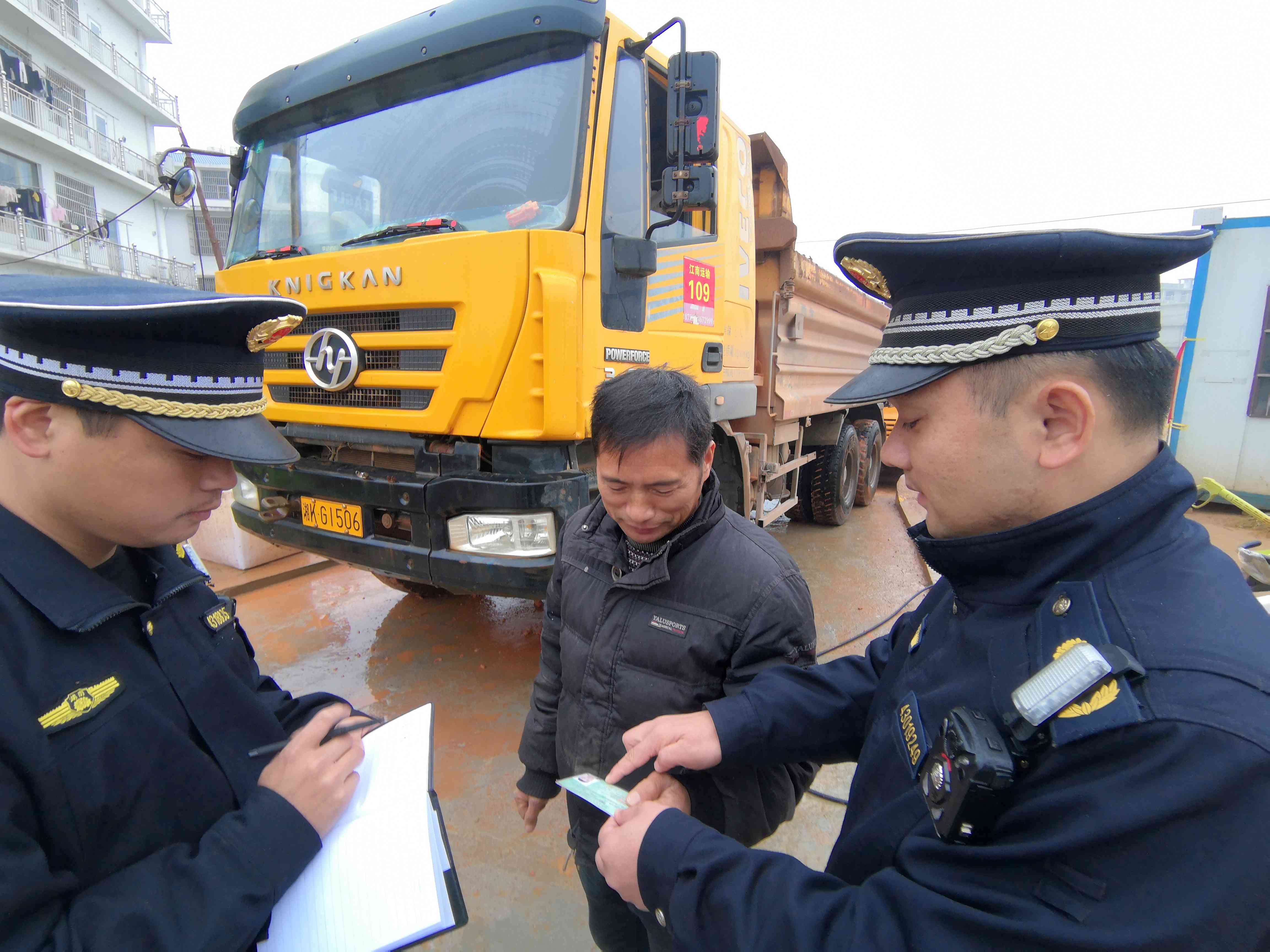 今日，宁乡市城市管理和综合执法局灰汤中队的执法队员来到灰汤大道施工现场，检查渣土车驾驶员的相关证照。均为长沙晚报全媒体记者 贺文兵 摄