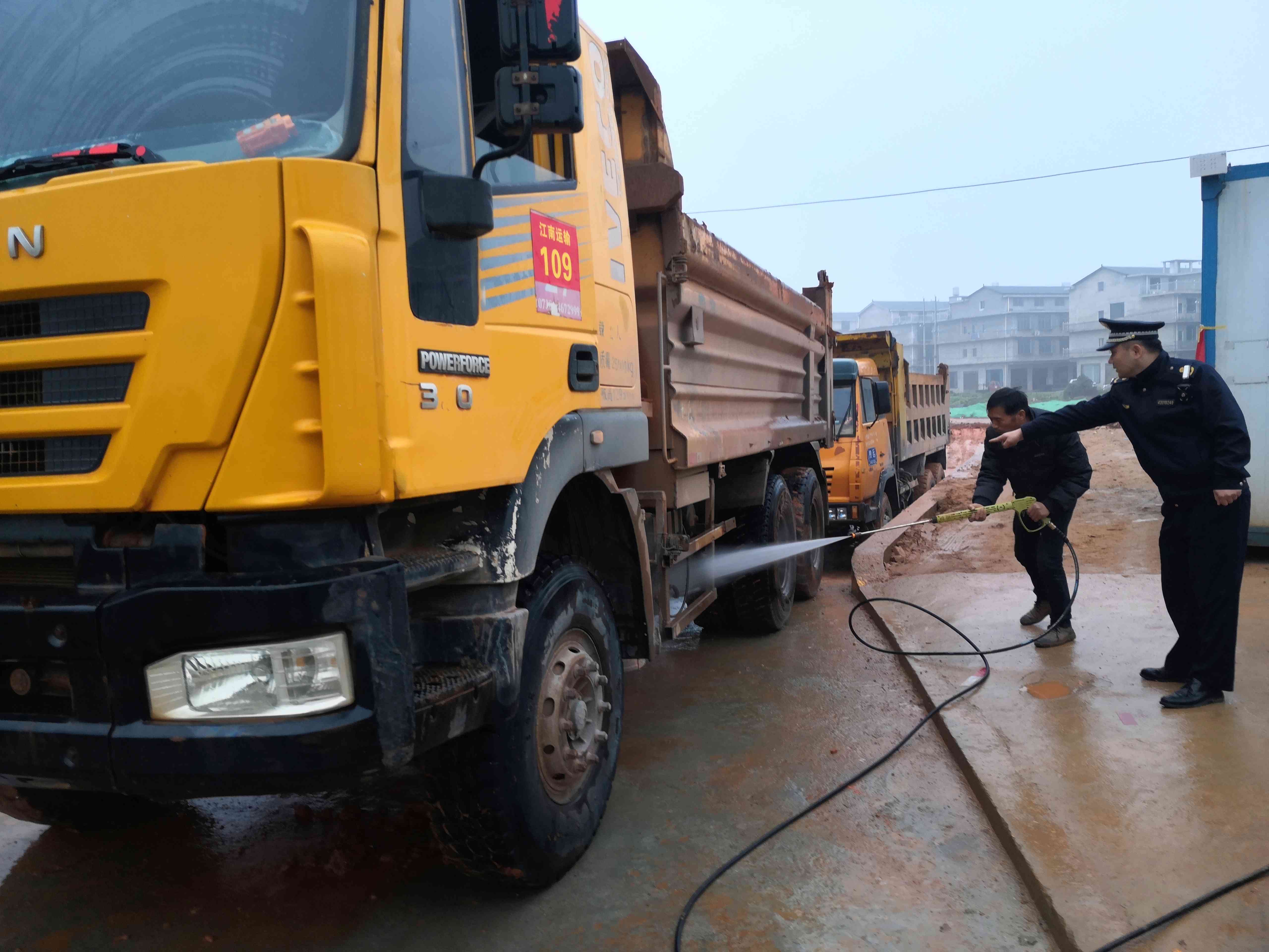 执法队员督促施工方做好出场渣土车的清洗保洁，不带泥出场。