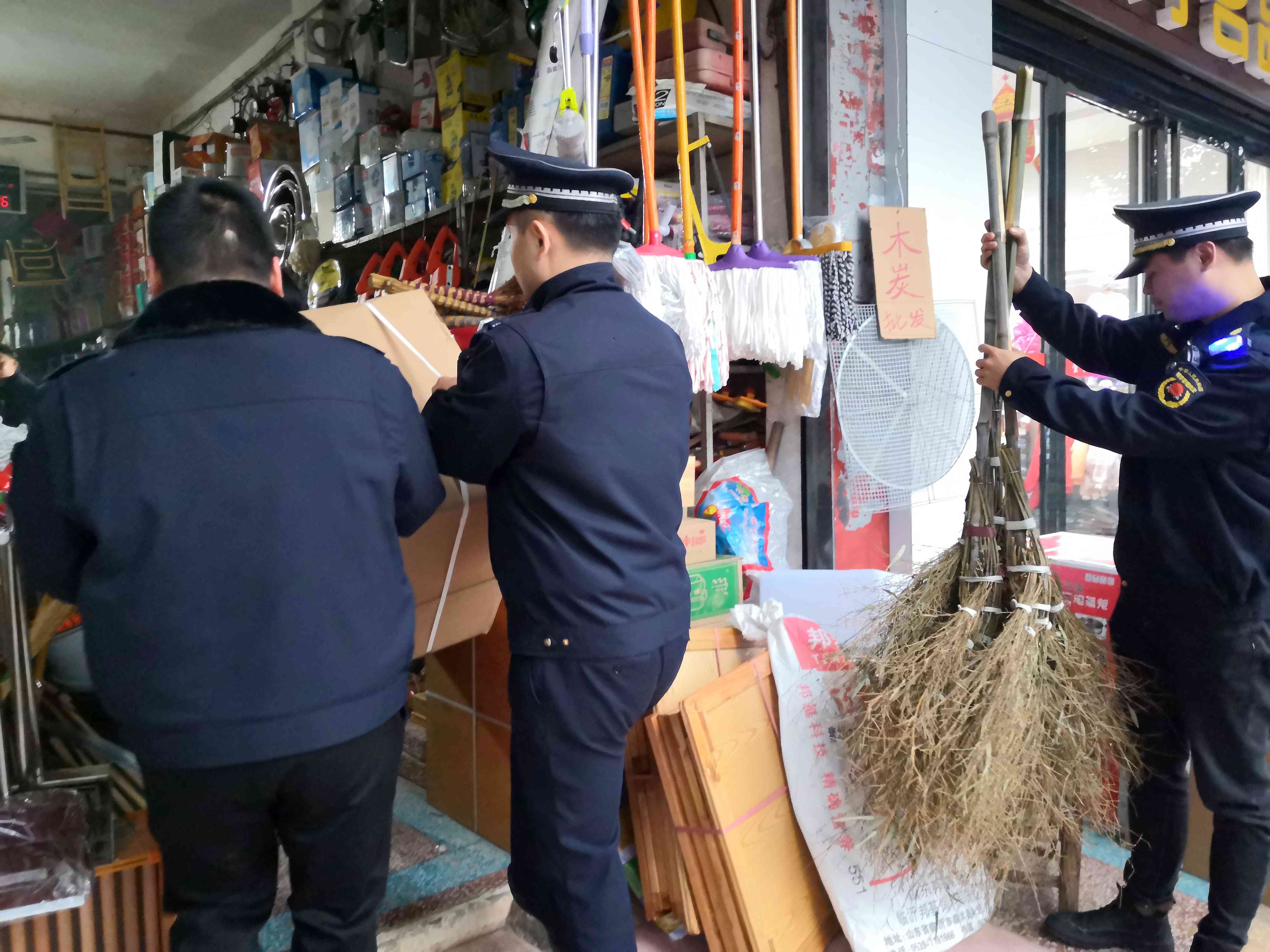 对占道经营行为进行遭整治。