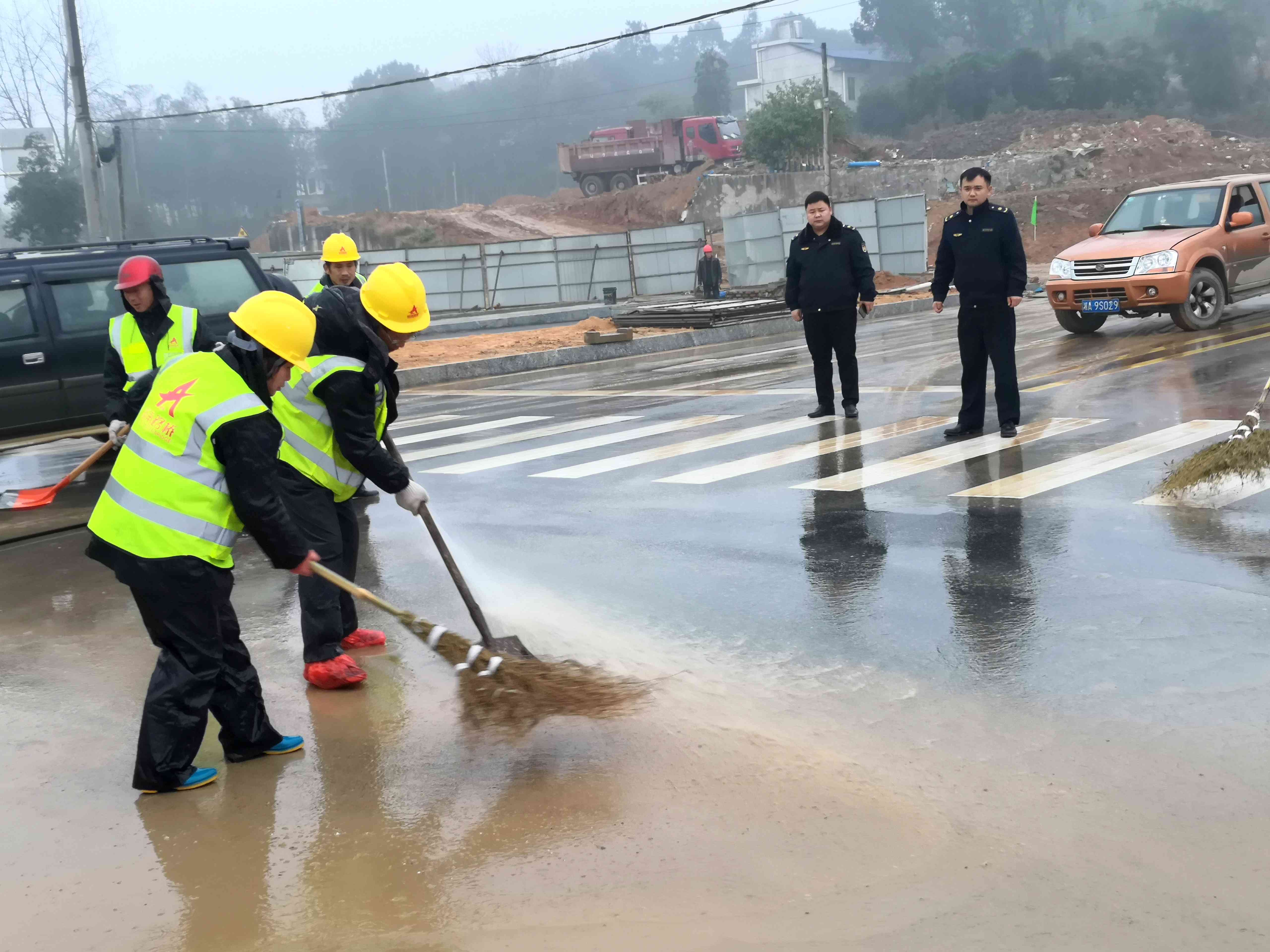 执法队员对污染路面行为进行整改。