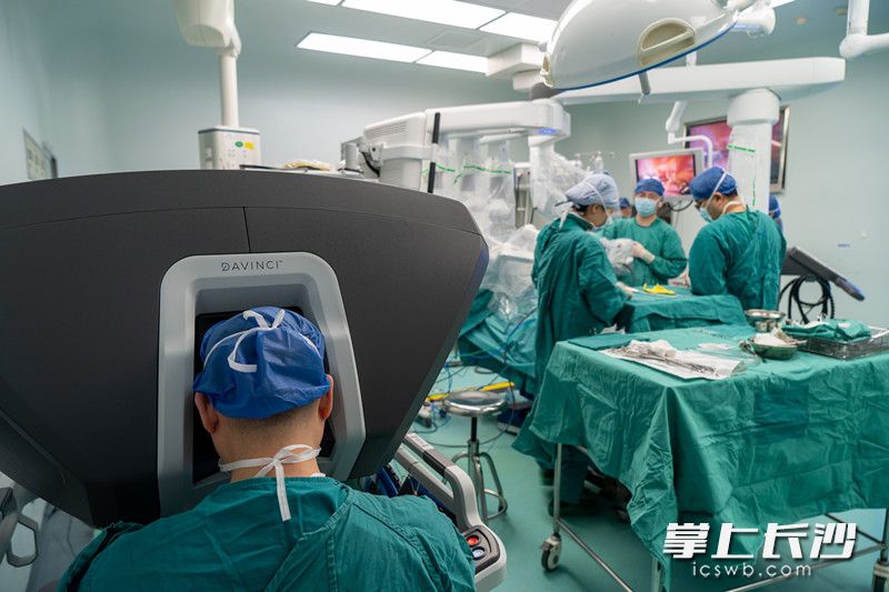 中南大学湘雅医院胸外科团队开展全球首例胸外科机器人辅助肺肿瘤切除日间手术。  长沙晚报通讯员 刘微 摄