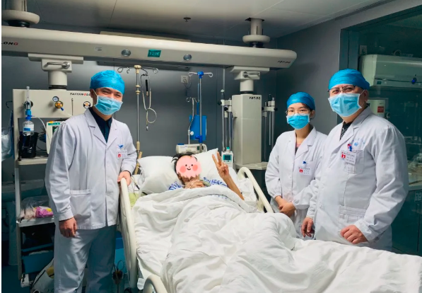 周先生不慎被钉子扎伤，感染破伤风危及生命，长沙市第四医院重症医学科等多学科专家会诊，将其从鬼门关拽了回来。长沙晚报通讯员 谢泳游 李凡 供图