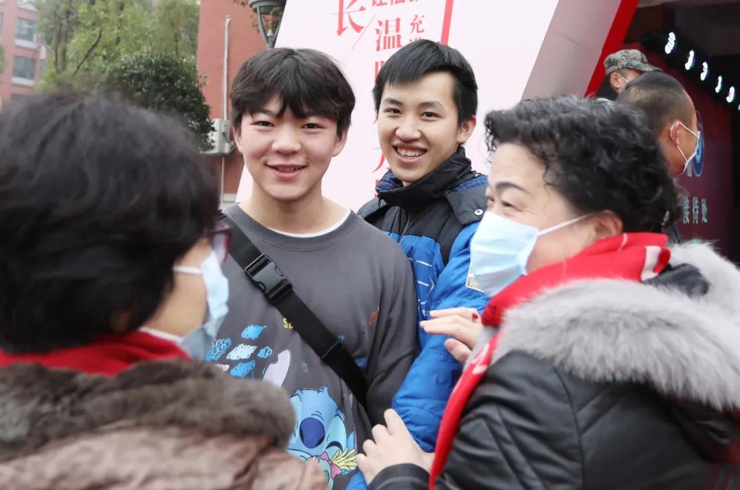 师生久别重逢，格外高兴。