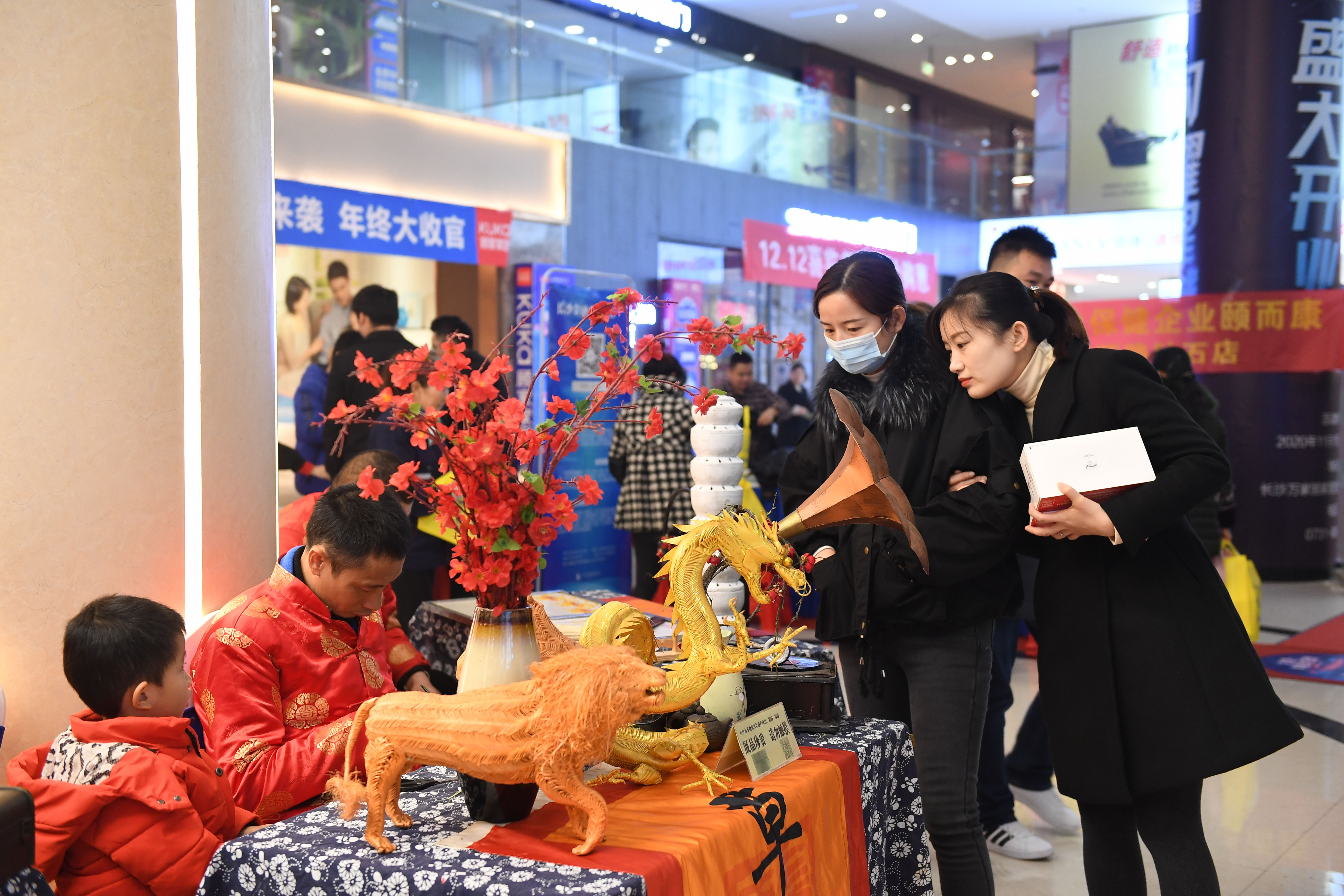 非遗展示摊位前，众多市民前来一饱眼福。长沙晚报全媒体记者 黄启晴 摄