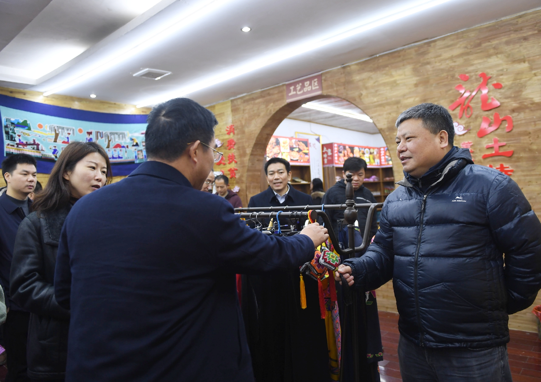 市委常委、宣传部部长陈刚在惹把拉扶贫超市了解当地旅游扶贫情况，并选购龙山土特产品。均为长沙晚报摄影记者 李锋 摄
