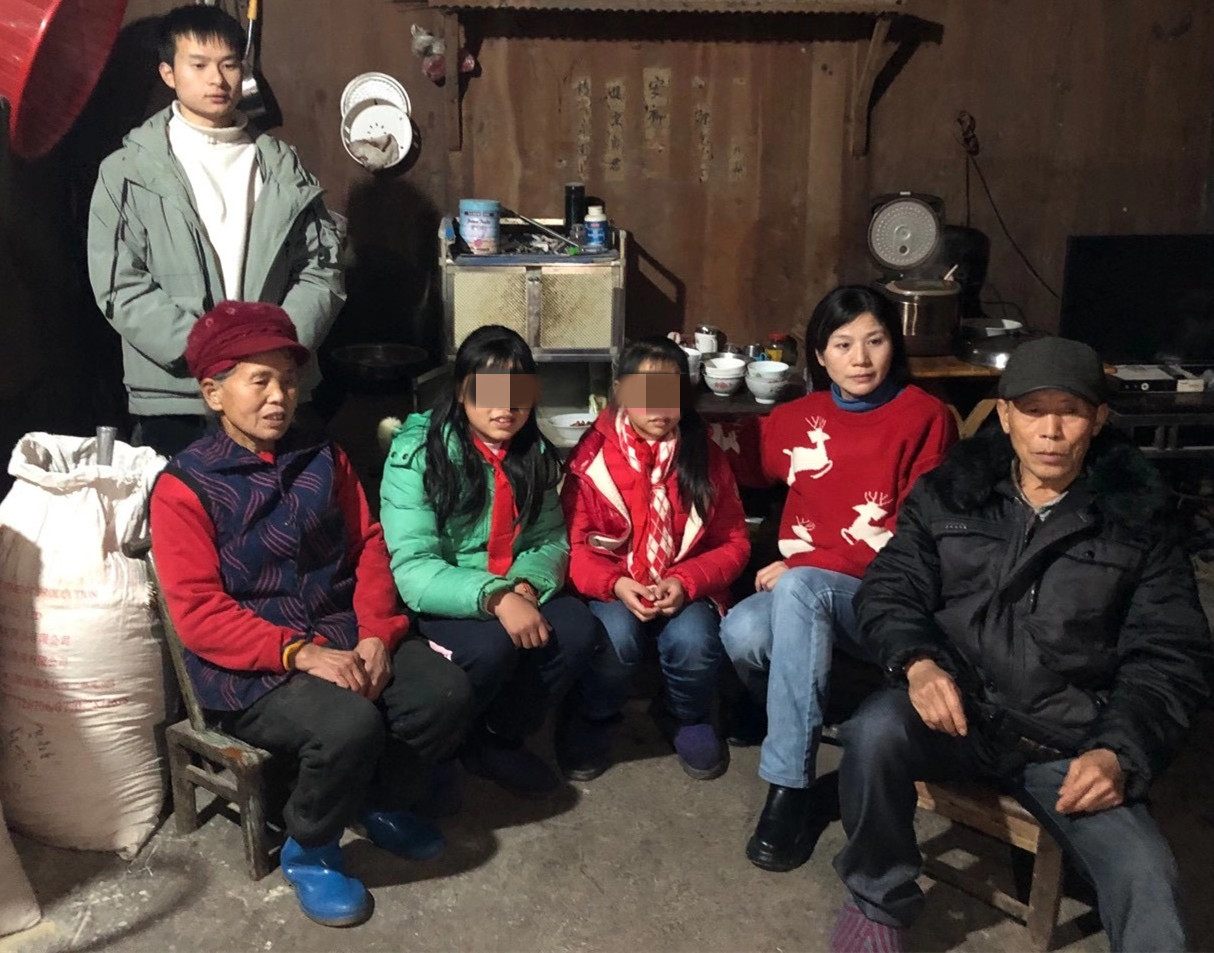 爱心人士到受助学生家中走访。长沙晚报通讯员 刘岳 供图 爱心人士到受助学生家中走访。长沙晚报通讯员 刘岳 供图