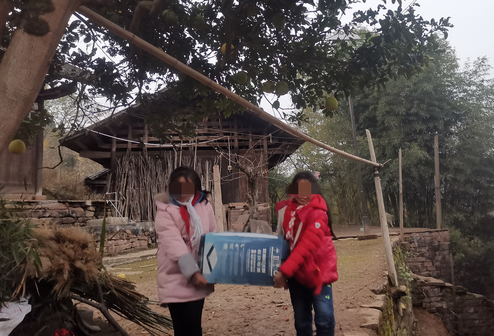 孩子们高兴地把获捐赠物品搬回家。 孩子们高兴地把获捐赠物品搬回家。