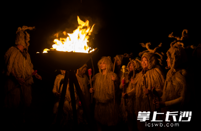 土家民俗演艺《云上土家--苏姆补》演出现场。