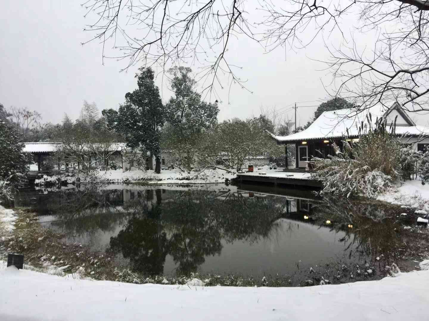 人湖景区雪景怡人。