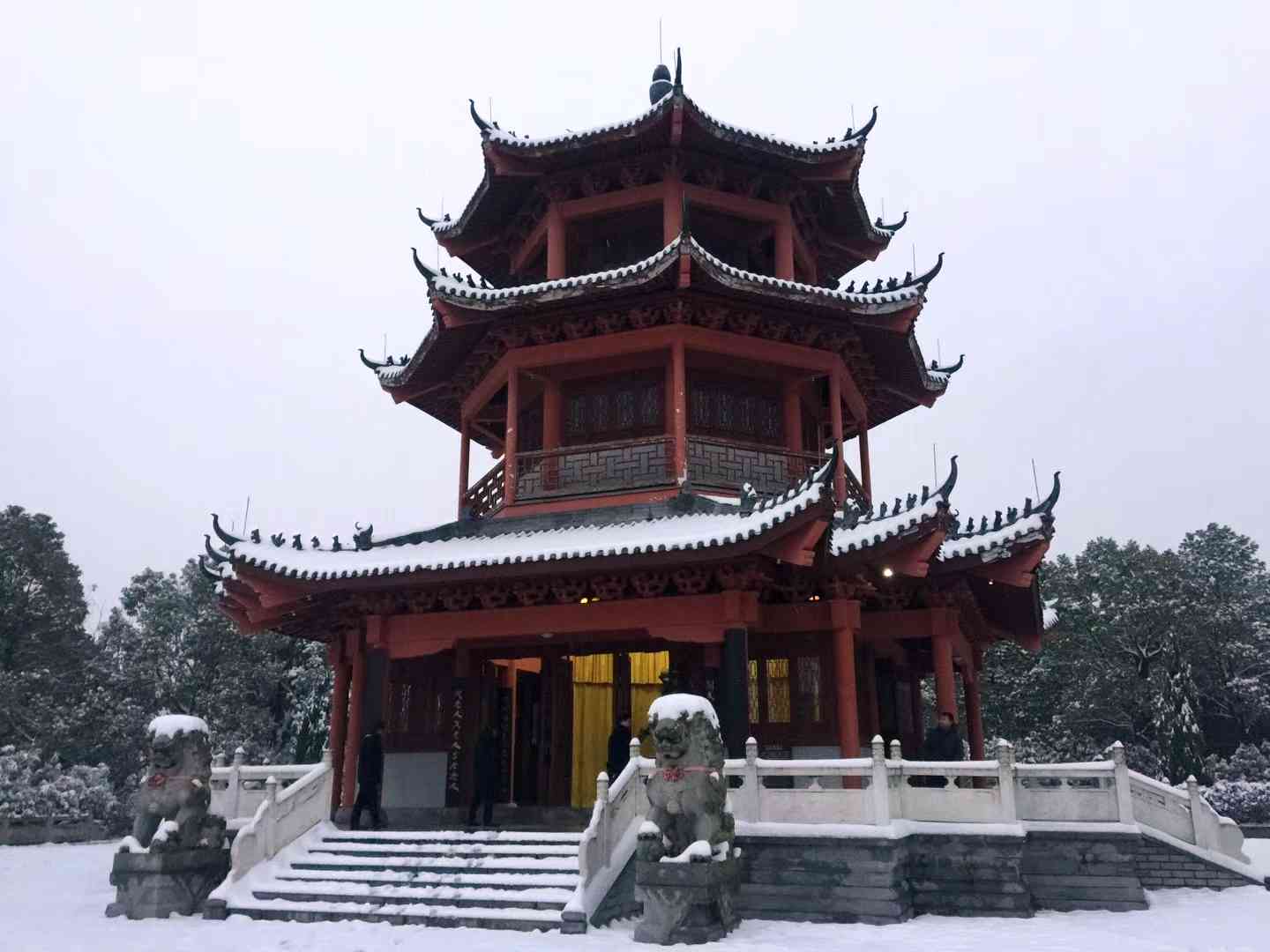 白雪下的关公阁更显威严。