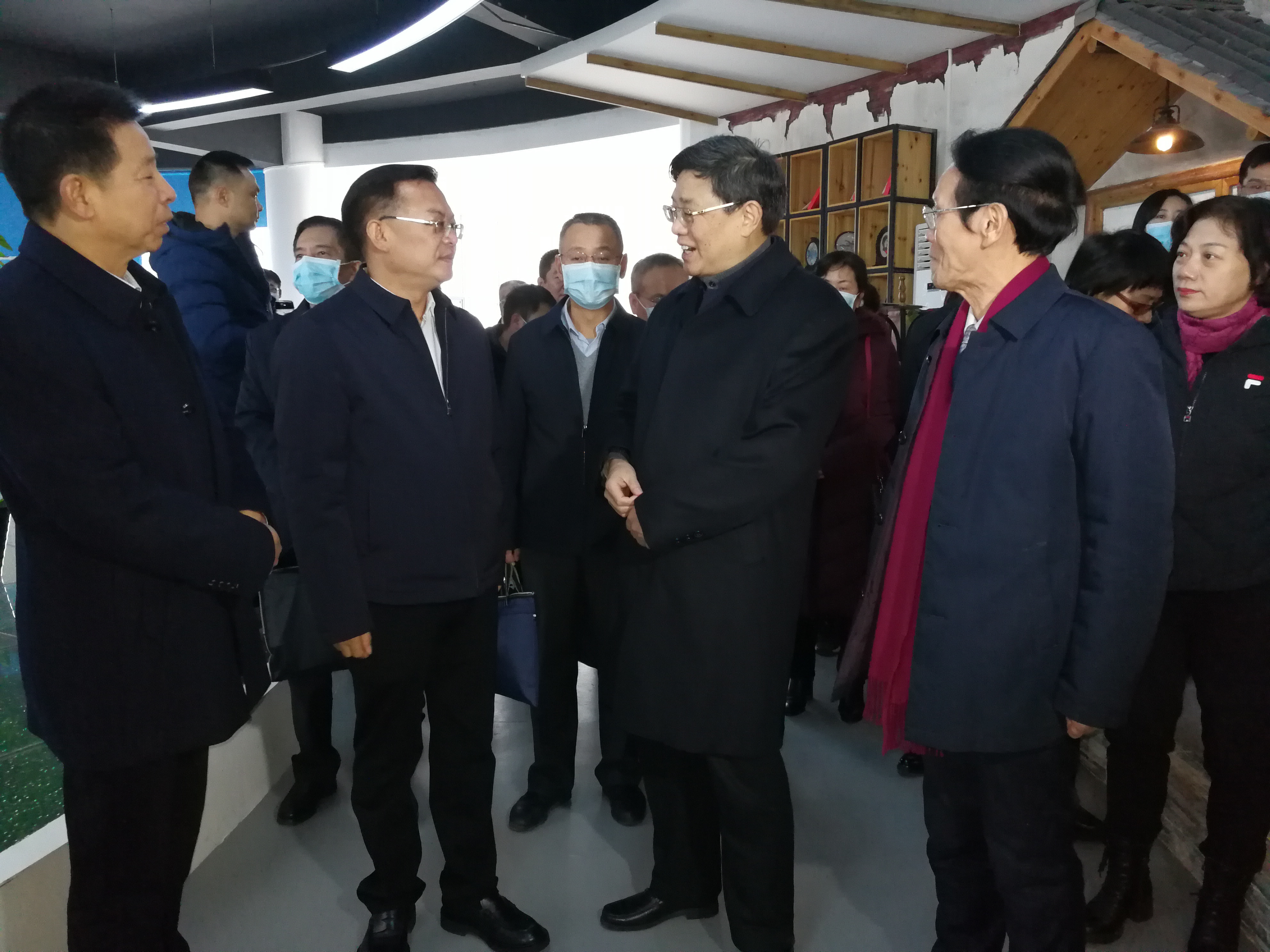 湖南省政协副主席贺安杰（前排右二）带队实地考察长沙县同心美丽乡村建设。长沙晚报全媒体记者 黎铁桥摄