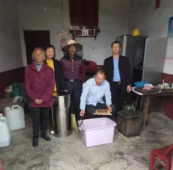 廖志华和帮扶的养蜂户。均为受访者供图
