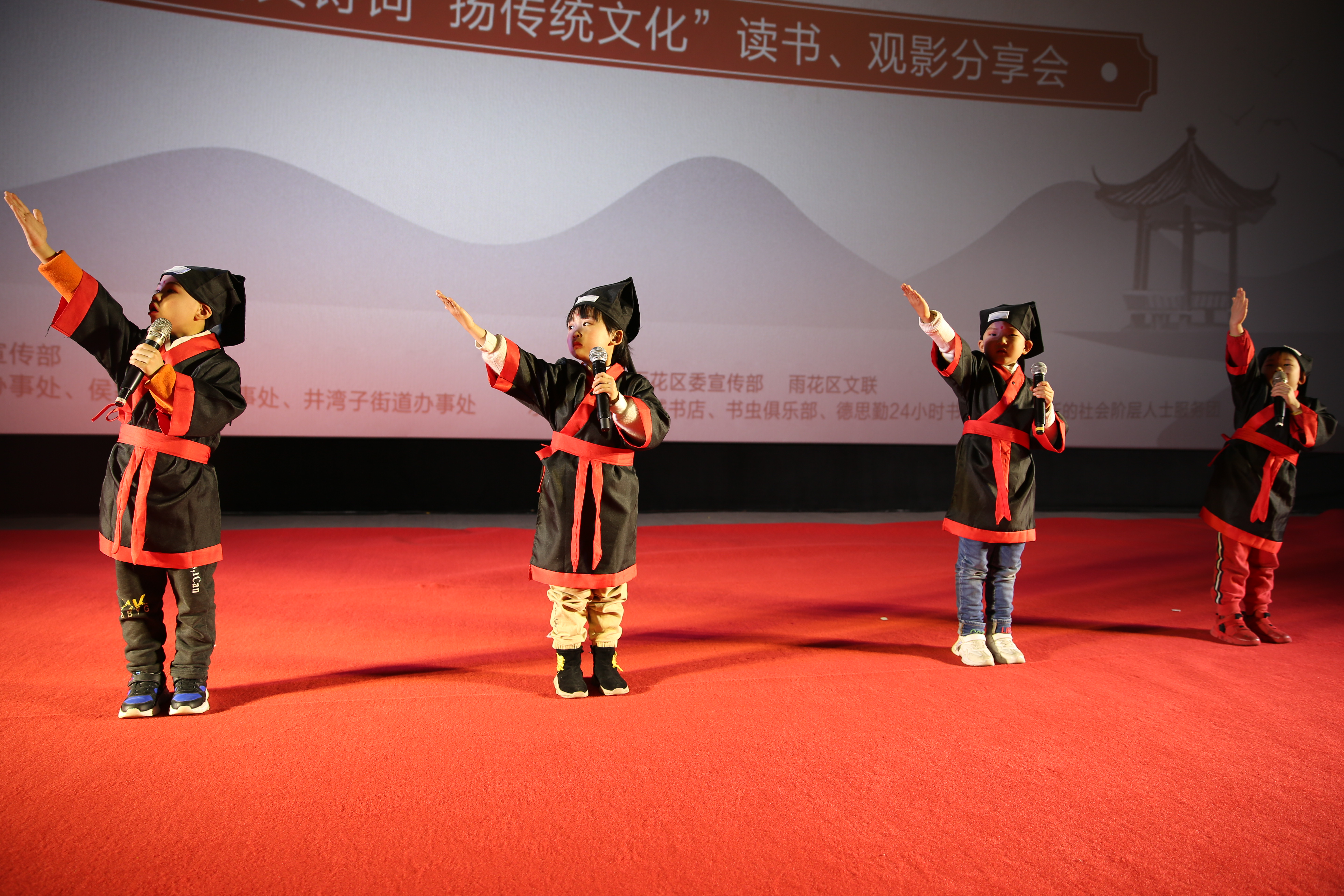 一群孩子身着儒衫，将《声律启蒙》朗朗诵读。  长沙晚报通讯员  吴祎玮 摄