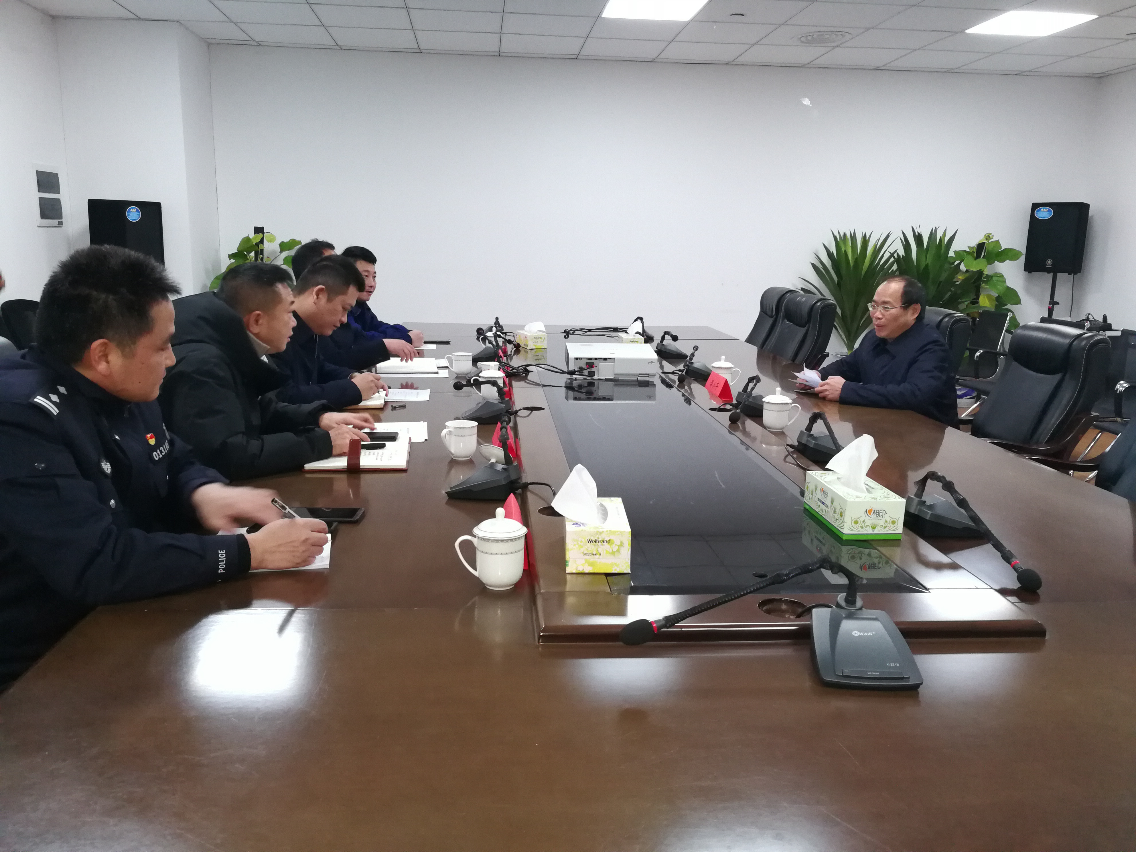 市委常委、市委统战部部长谭小平（右）在天心区检查安全生产工作。 长沙晚报全媒体记者  黎铁桥摄