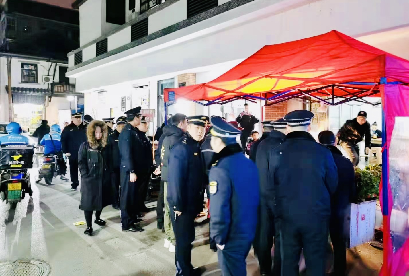 占道为市的肉铺菜店一直到凌晨仍不眠不休，执法人员对其进行劝导整治。 通讯员 陈素婷 摄