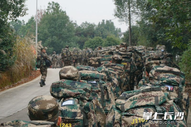 严寒气候条件下，士兵们在户外进行拉练。