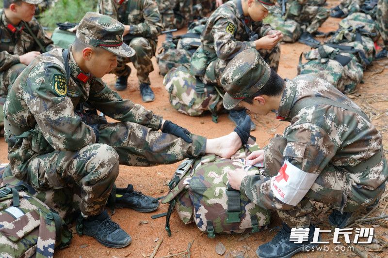路途中战友互相帮助。
