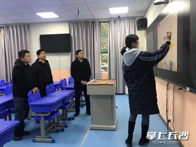 扶贫队与洗车河学校老师交流。通讯员供图。