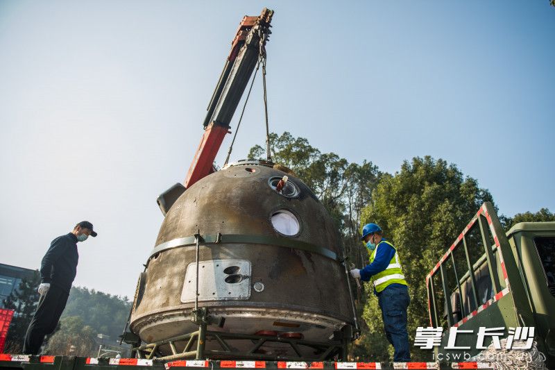 12月20日上午10时16分，经过两天的运输，神舟十号载人飞船返回舱从北京运抵韶山。
