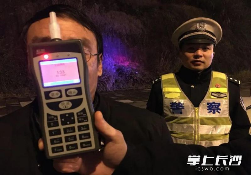 驾驶员当场进行呼气式酒精测验。